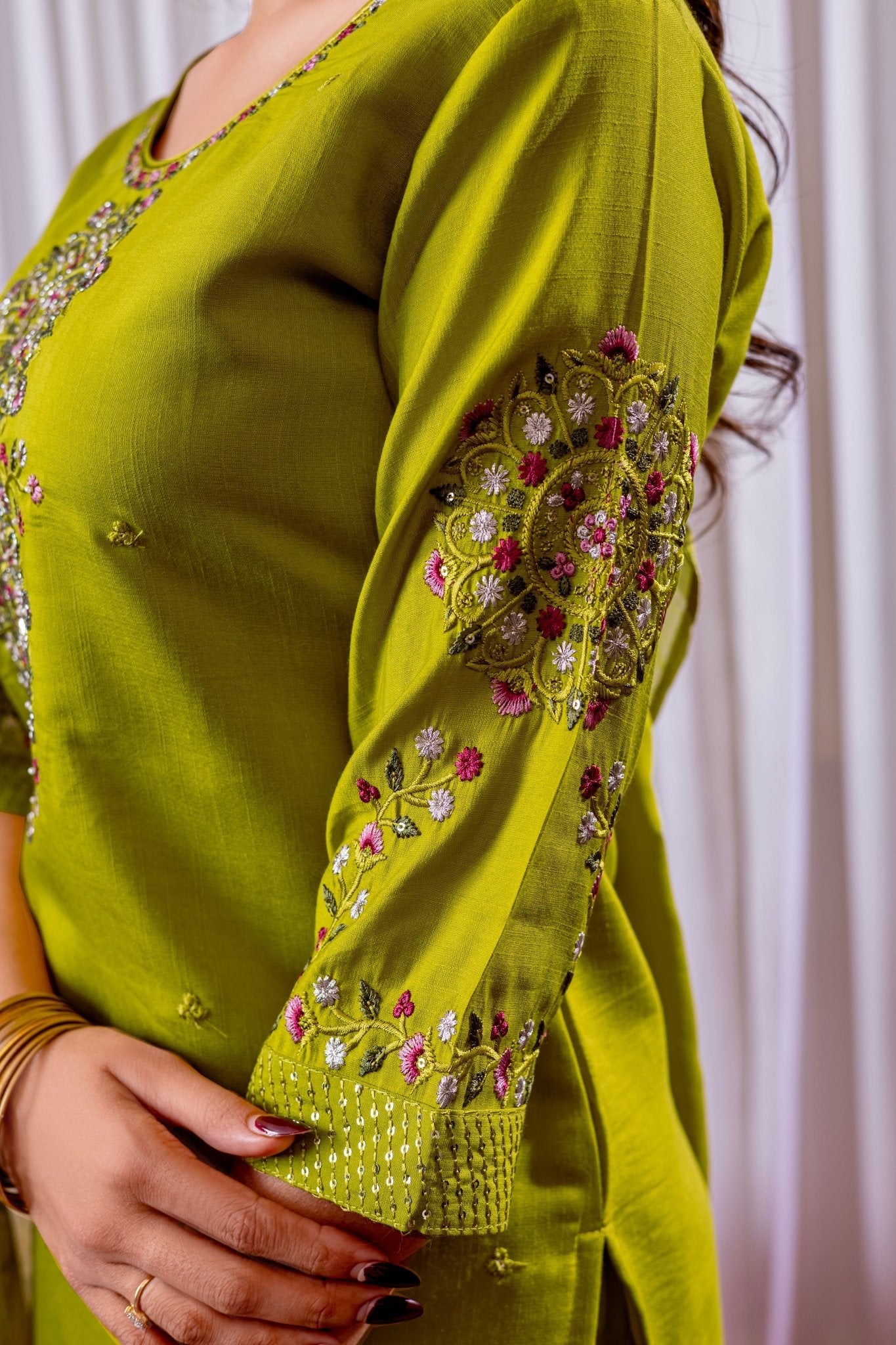 Classic Straight Kurti with Detailed Thread Embroidery & Matching Dupatta - Kalanandi the art of timeless fashion - Straight Kurti Pant Dupatta Set